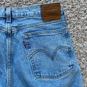 Levi’s Wedgie light wash size 29